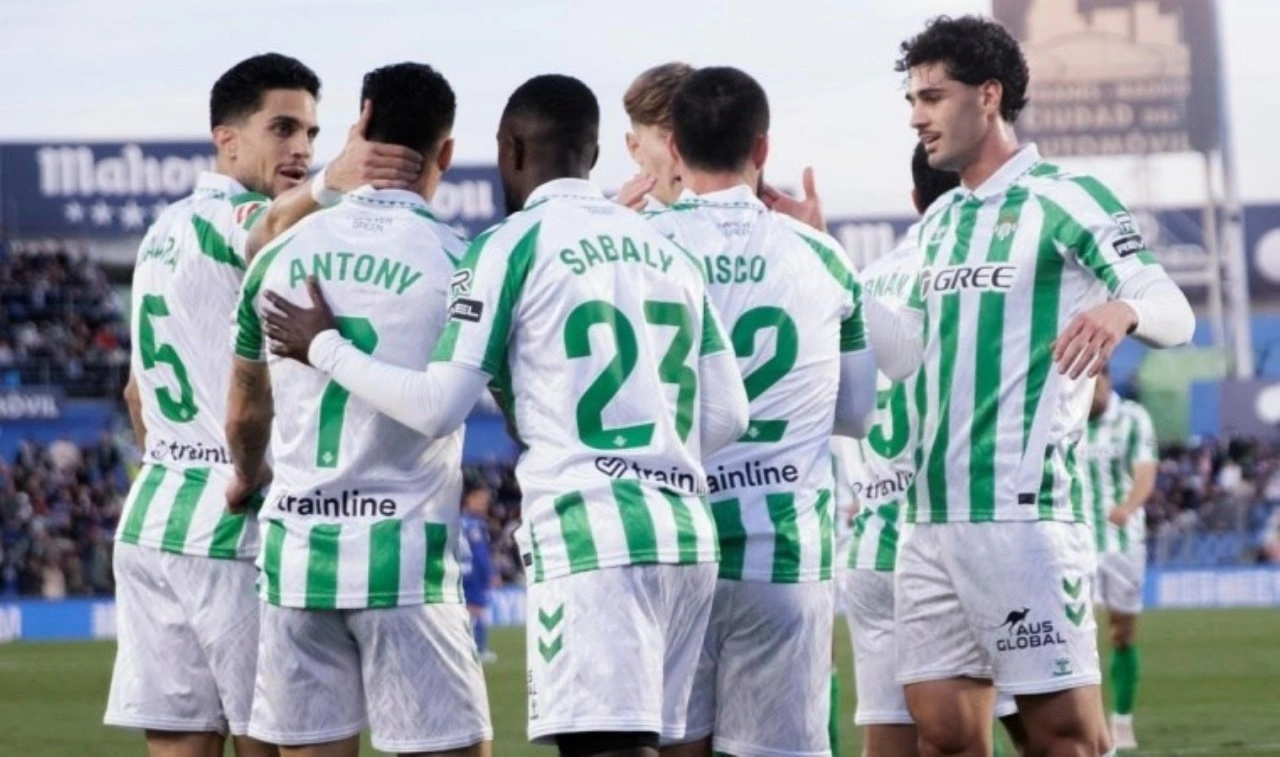 2 kırmızı kart çıktı: Real Betis yıldızıyla güldü!