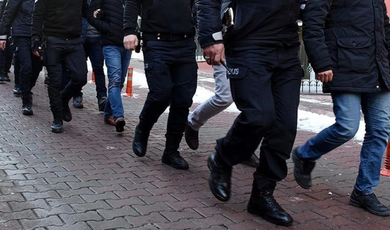 270 polis katıldı, ev ve iş yerlerine baskın! İzmir'de eş zamanlı 'asayiş' operasyonu