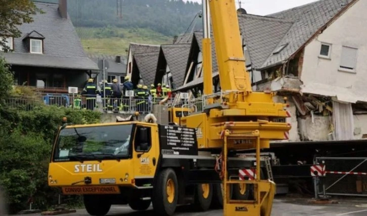 Almanya'da bir otel kısmen çöktü, 1 kişi hayatını kaybetti