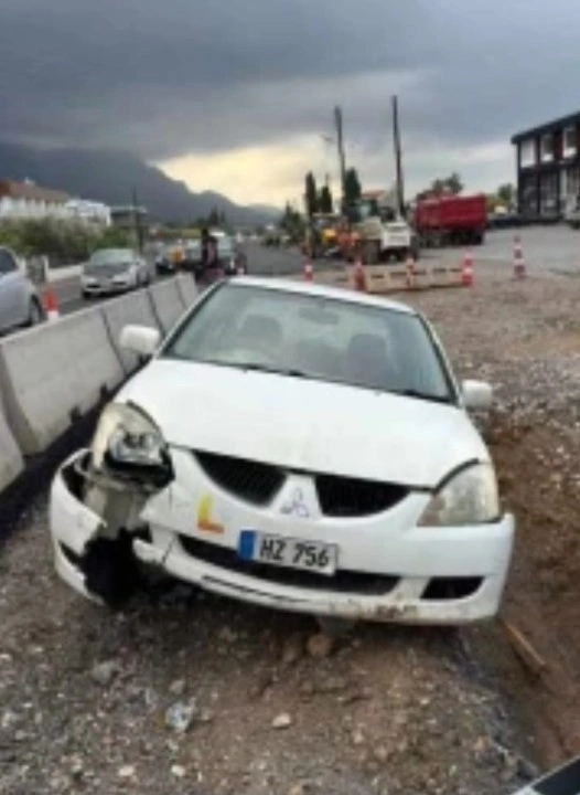 Alsancak’ta bankete düşen araç su borusunu kopardı, reklam tabelasını devirdi