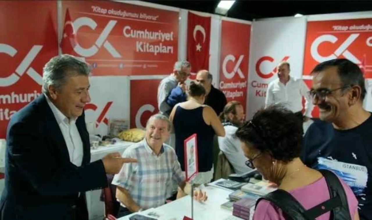 Antalya Kitap Fuarı’nda Cumhuriyet Kitap standına yoğun ilgi