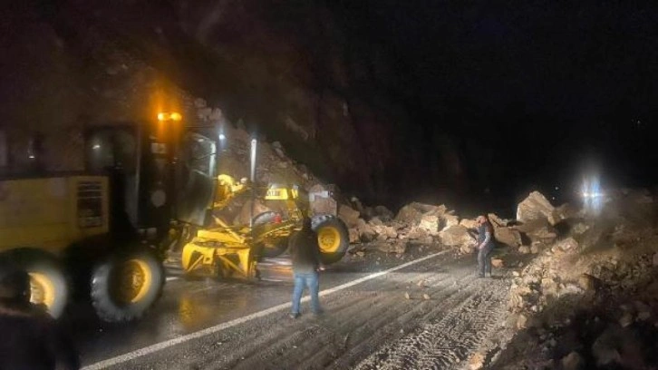 Artvin'de heyelan nedeniyle yol kapandı