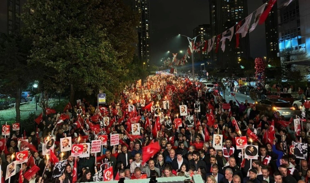 Ataşehir'de Cumhuriyet coşkusu: 'Korkmuyoruz, yılmıyoruz, Cumhuriyetimize sahip çıkıyoruz&