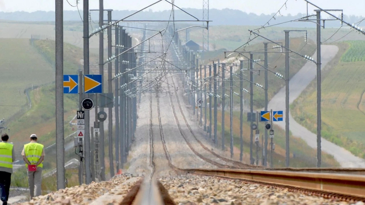 Avrupa Parlamentosu milletvekillerini taşıyan tren “patlama” nedeniyle boşaltıldı