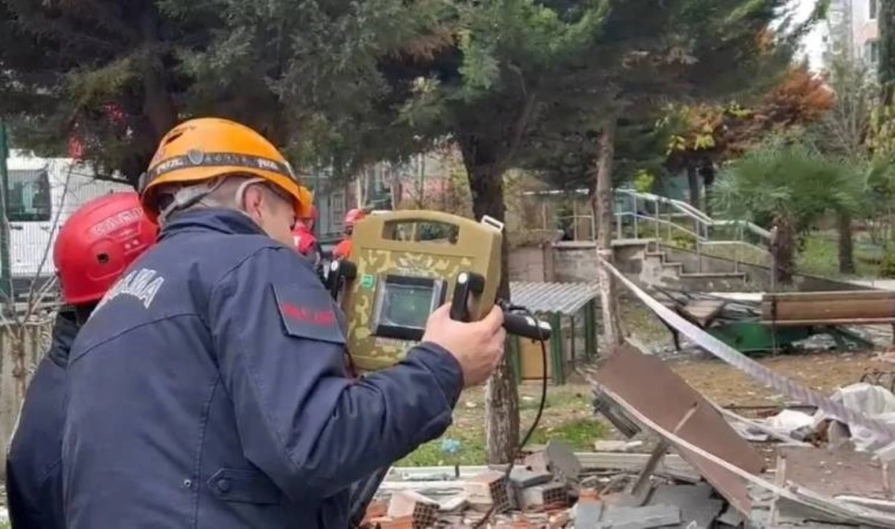 Beylikdüzü’nde binadaki patlama sonrası yeraltı görüntüleme cihazı ile arama yapılıyor