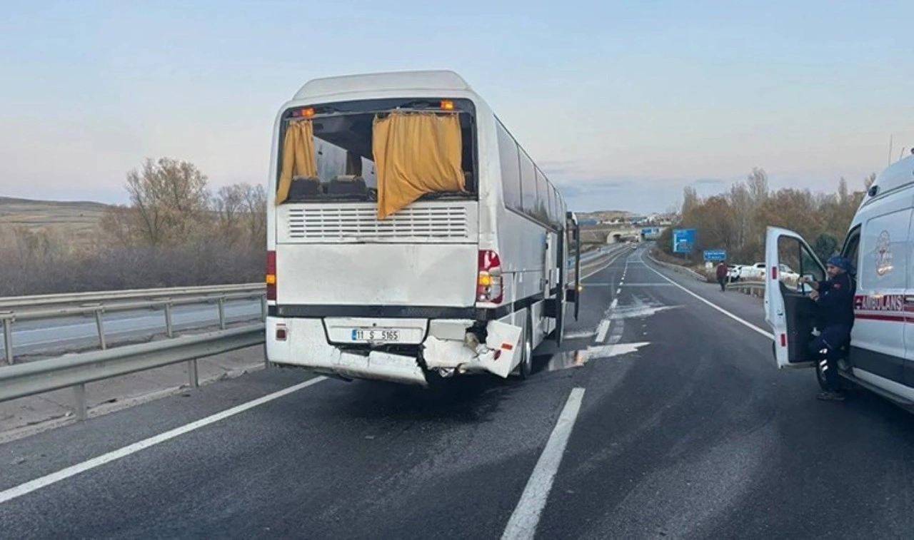 Bilecik-Eskişehir yolunda fabrika otobüsü kaza yaptı: 10 işçi yaralandı