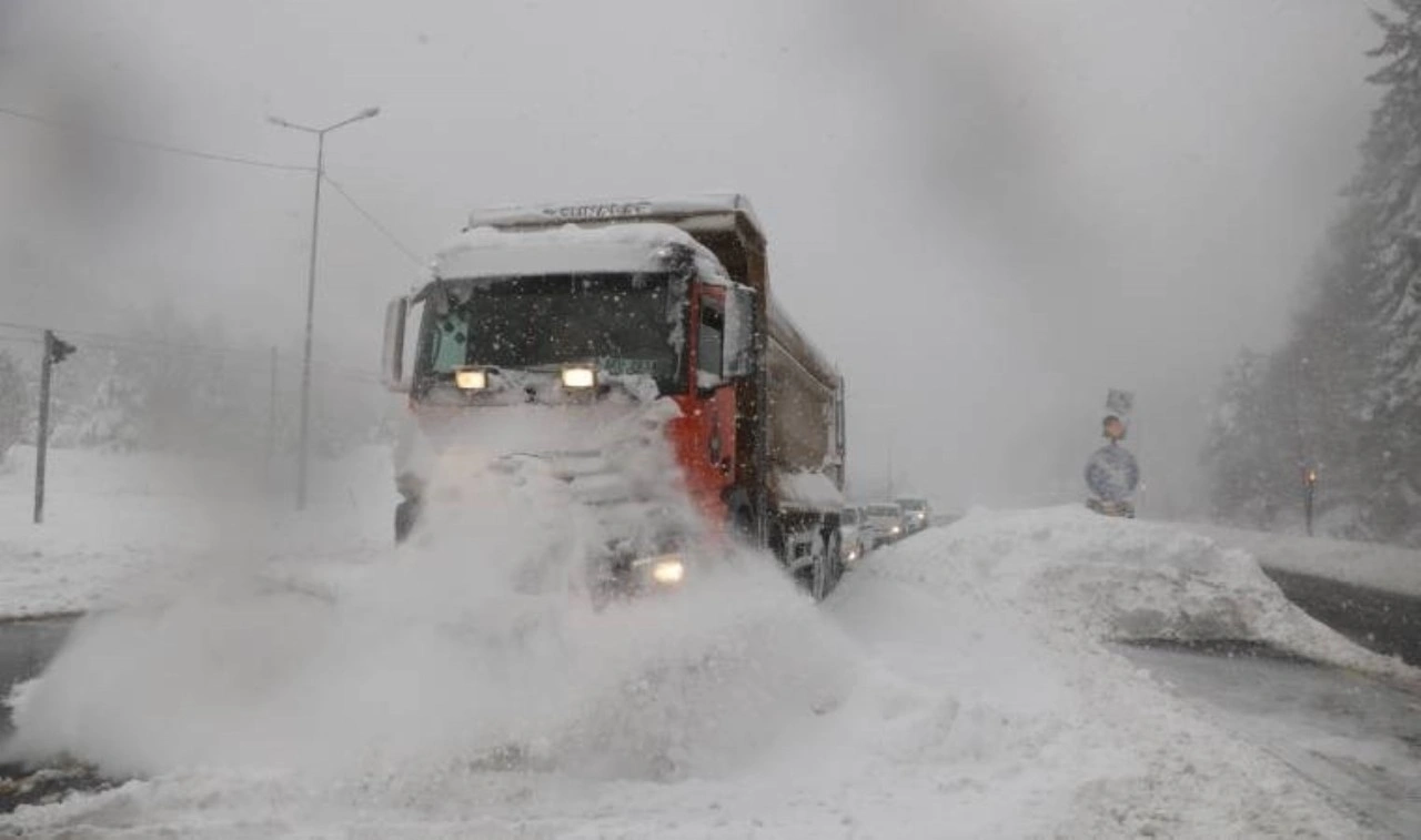 Bolu Dağı'nda kar yağışı... Ulaşımı aksattı!