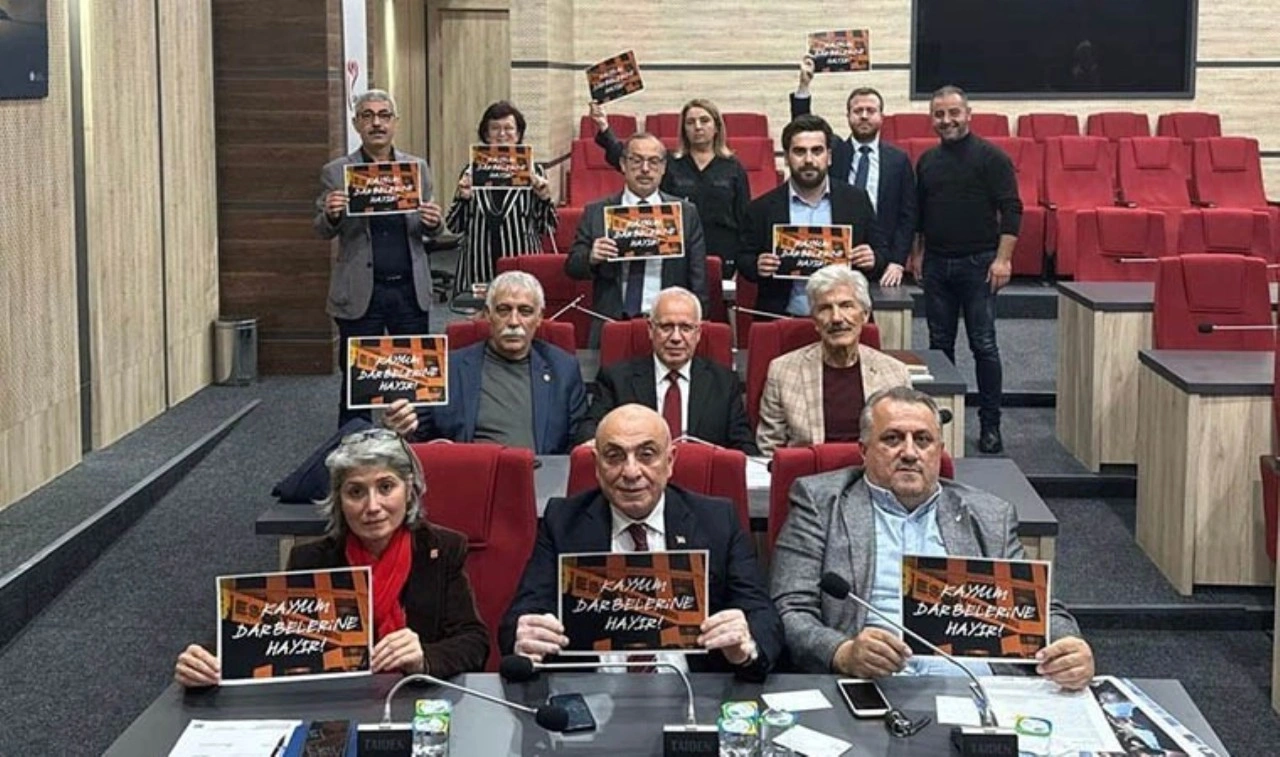 CHP'li meclis üyelerinden AKP'li belediyede kayyuma karşı oturma eylemi