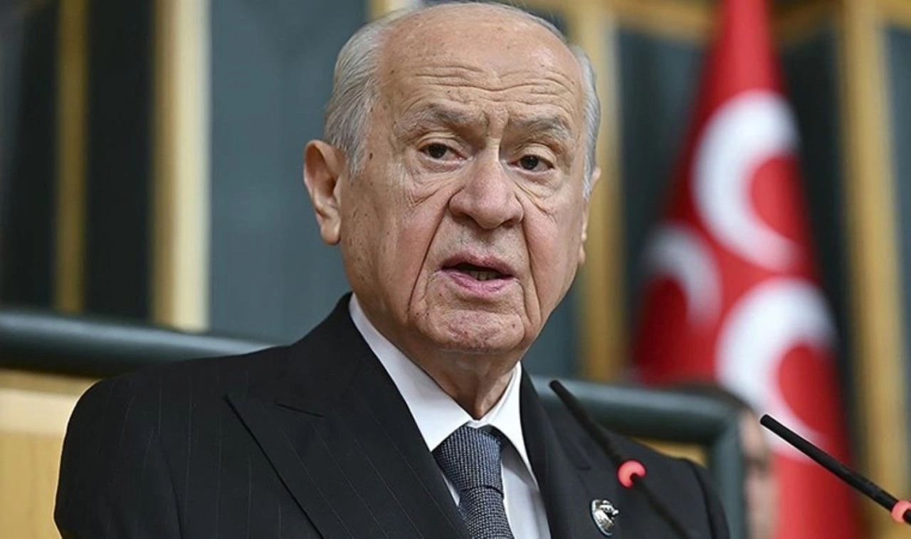 Devlet Bahçeli ne açıklayacak? Kürsüde dikkat çeken sözler: 'Belki de ilk adımı atmış olacağım.