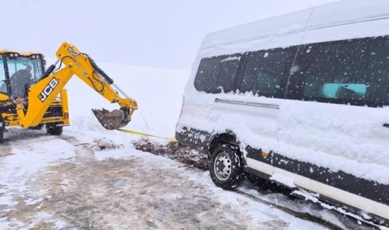 Diyarbakır’da öğretmenleri taşıyan servis kara saplandı