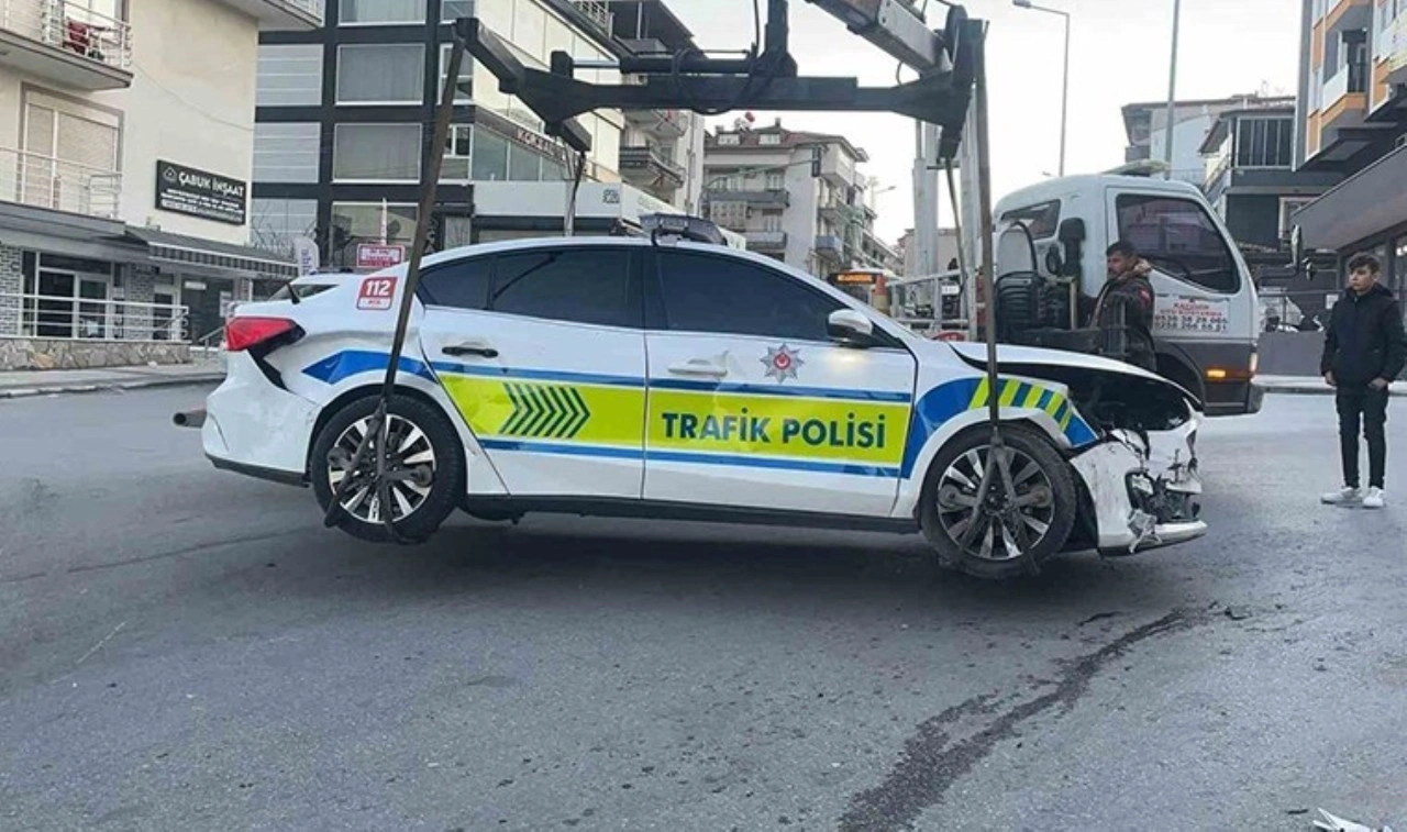 Doğum günü için pastaneye gidiyorlardı... Otomobil ile polis aracı çarpıştı: 1'i çocuk 4 yaralı