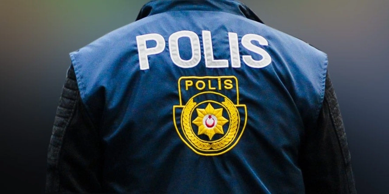 “Dur” ihtarına uymayan sürücü, polis memuruna ardından polis aracına çarptı