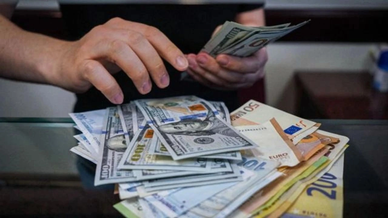 Euro 38,32, sterlin 46,38 dolar ise 36,58 liradan işlem görüyor.