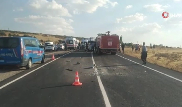 Gaziantep'te feci kaza... Otomobil kamyona çarptı: 2’si ağır 8 yaralı