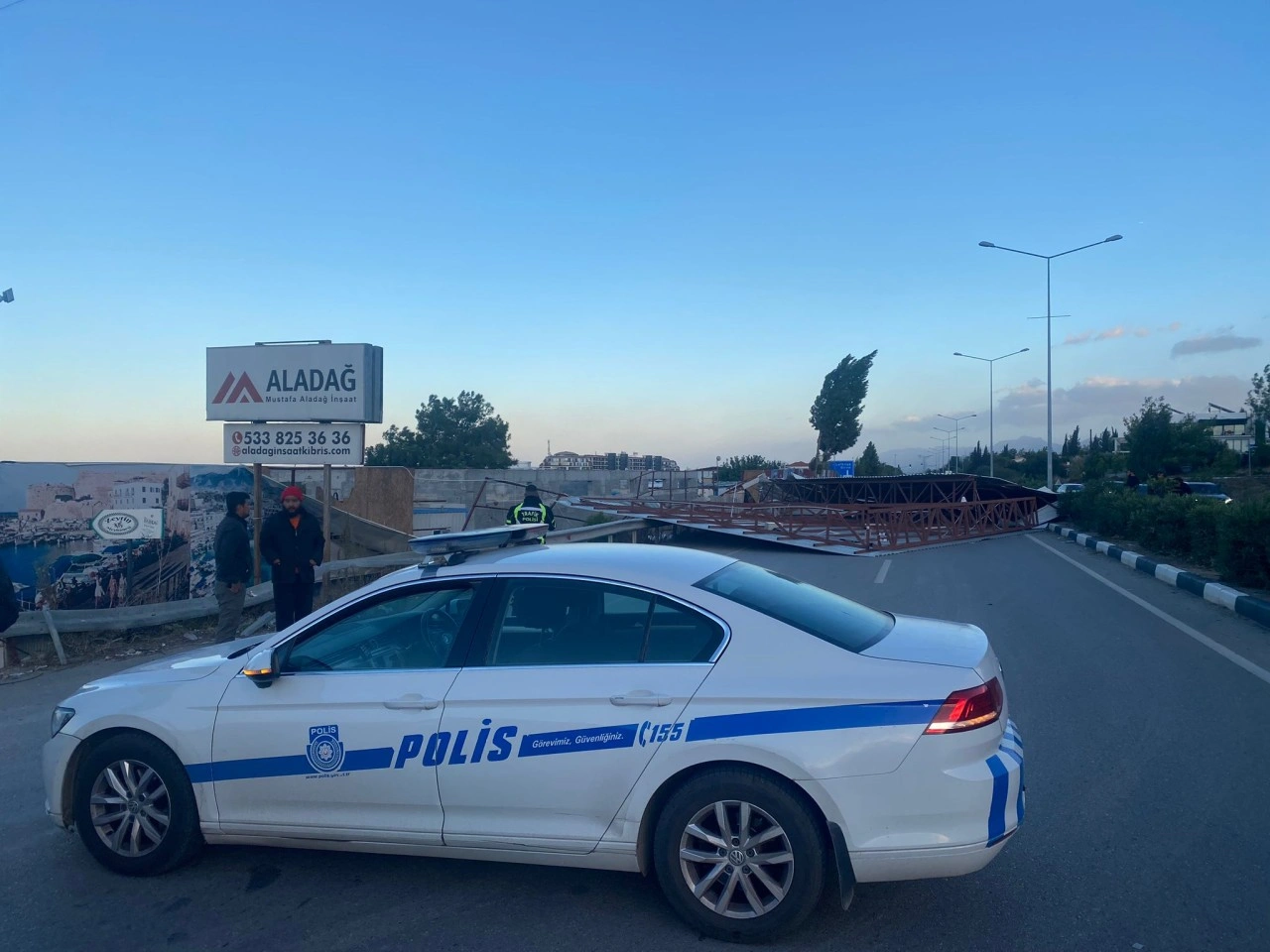 Girne-Alsancak çevreyolu trafiğe açıldı: Yola uçan çatı kaldırıldı