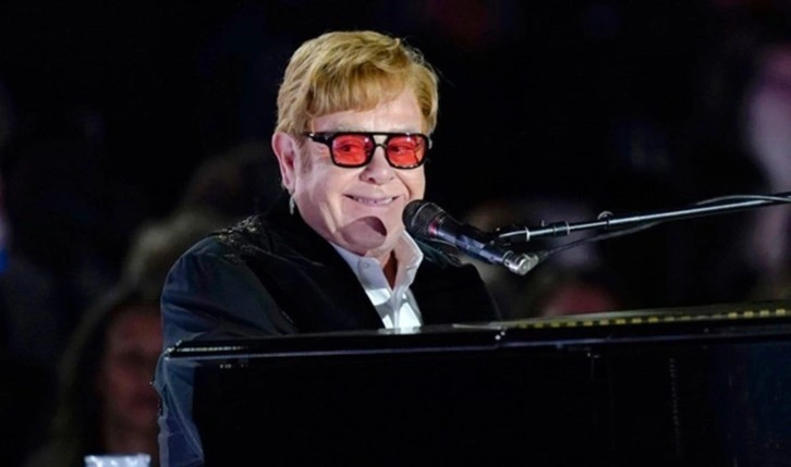 Görme sorunuyla mücadele ettiğini açıklayan Elton John: 'Mezar taşıma harika bir baba yazın