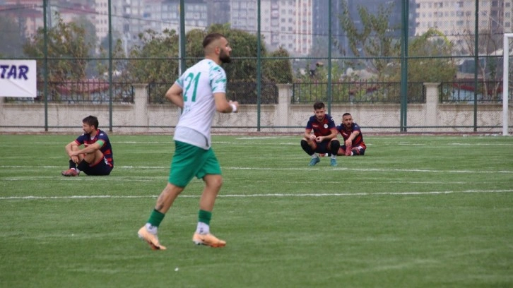 Hakemin kararını beğenmeyen futbolcular, maçı bırakıp oturma eylemi yaptı