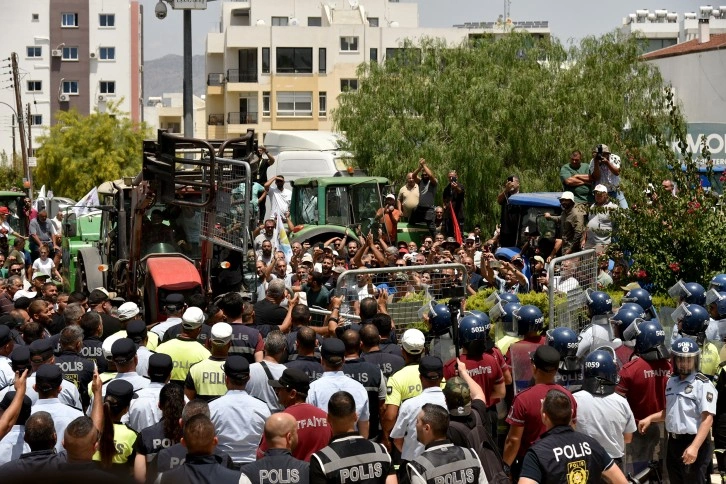 Hayvan Üreticileri Birliğinin Başbakanlık önündeki eylemi devam ediyor