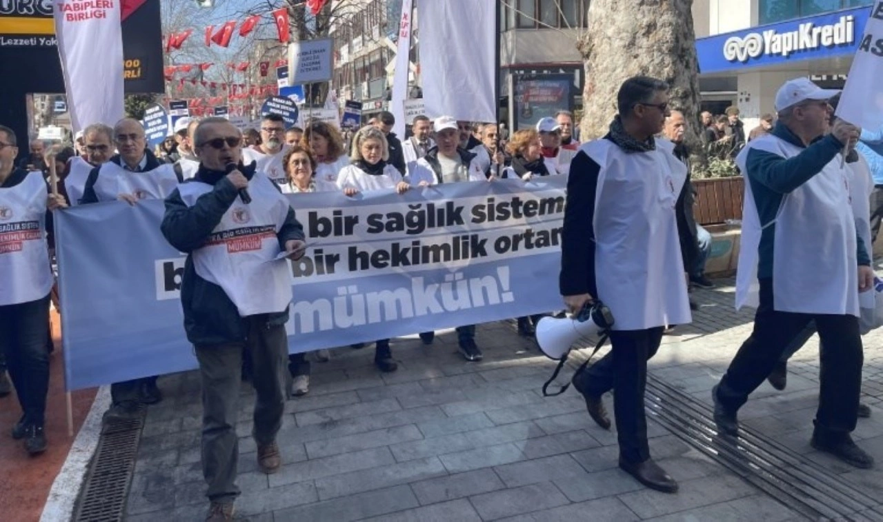 Hekimlerin 'Beyaz Yürüyüşü' İzmit'te: 'Beş dakikada sağlık olmaz'