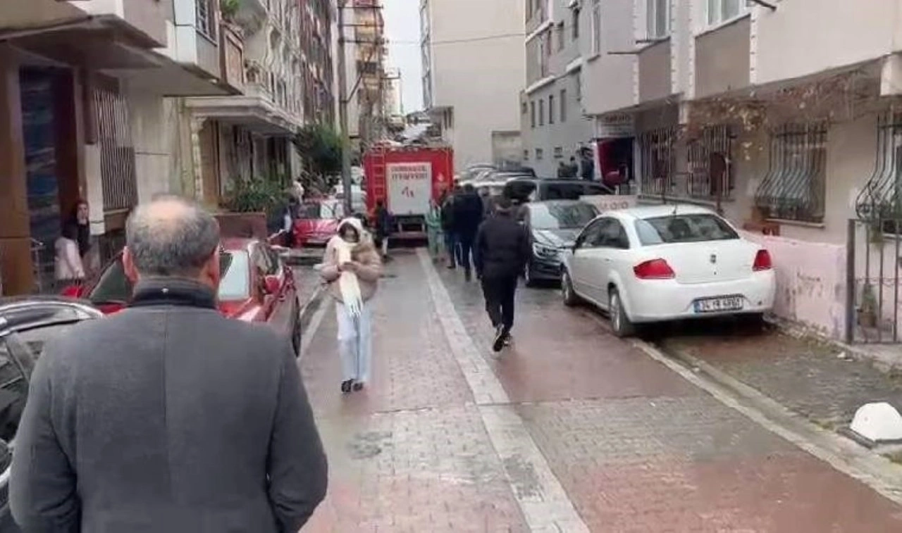 İstanbul'da yıldırım paniği: 13 katlı binanın çatısına düştü!