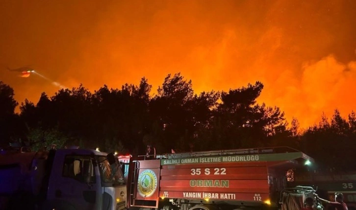 İzmir’deki yangın yerleşim yerlerine yaklaştı: Tahliye başladı!