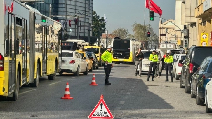 Kadıköy'de yayalara geçiş hakkı vermeyen sürücülere ceza