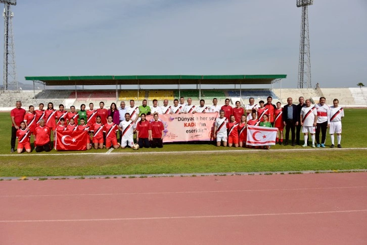 Kadınların da yer aldığı Meclis Futbol Takımı Milli Takım’la gösteri maçı yaptı