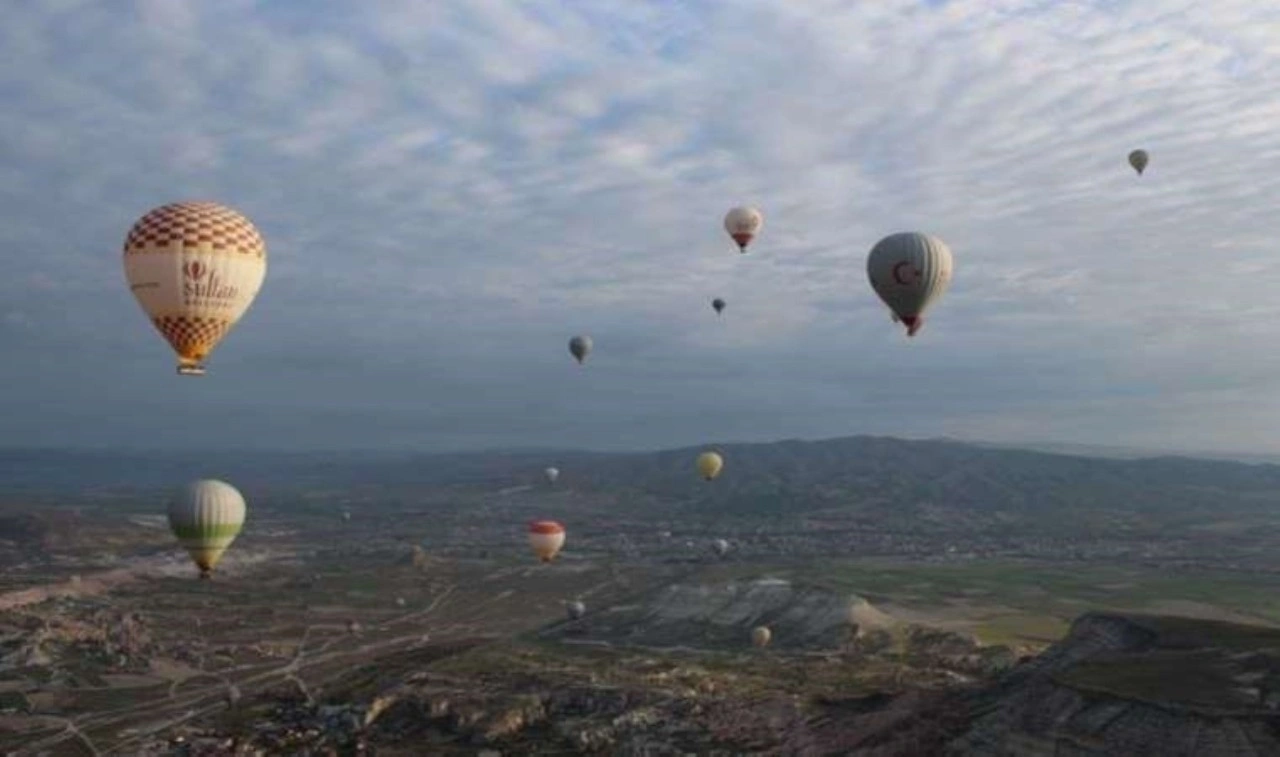 Kapadokya'da sıcak hava balonlarına 'rüzgar' engeli