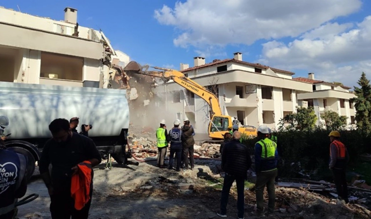 Karot örneğinde 'çürük' çıkmıştı: Bakırköy'de 5 bloklu bir sitenin yıkımına başlandı