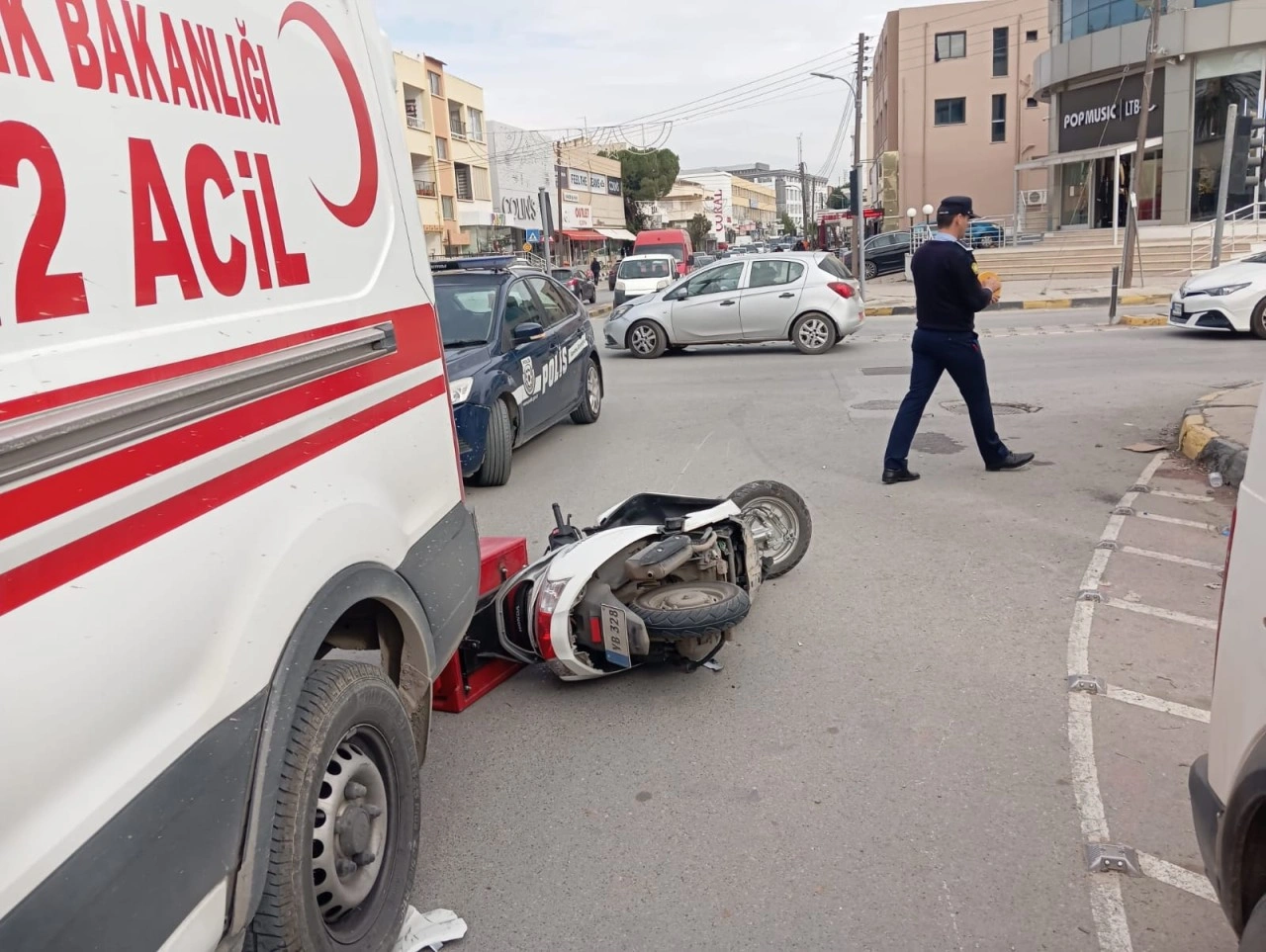 Lefkoşa’da ambulans ile motosiklet çarpıştı, motosiklet sürücüsü yaralandı