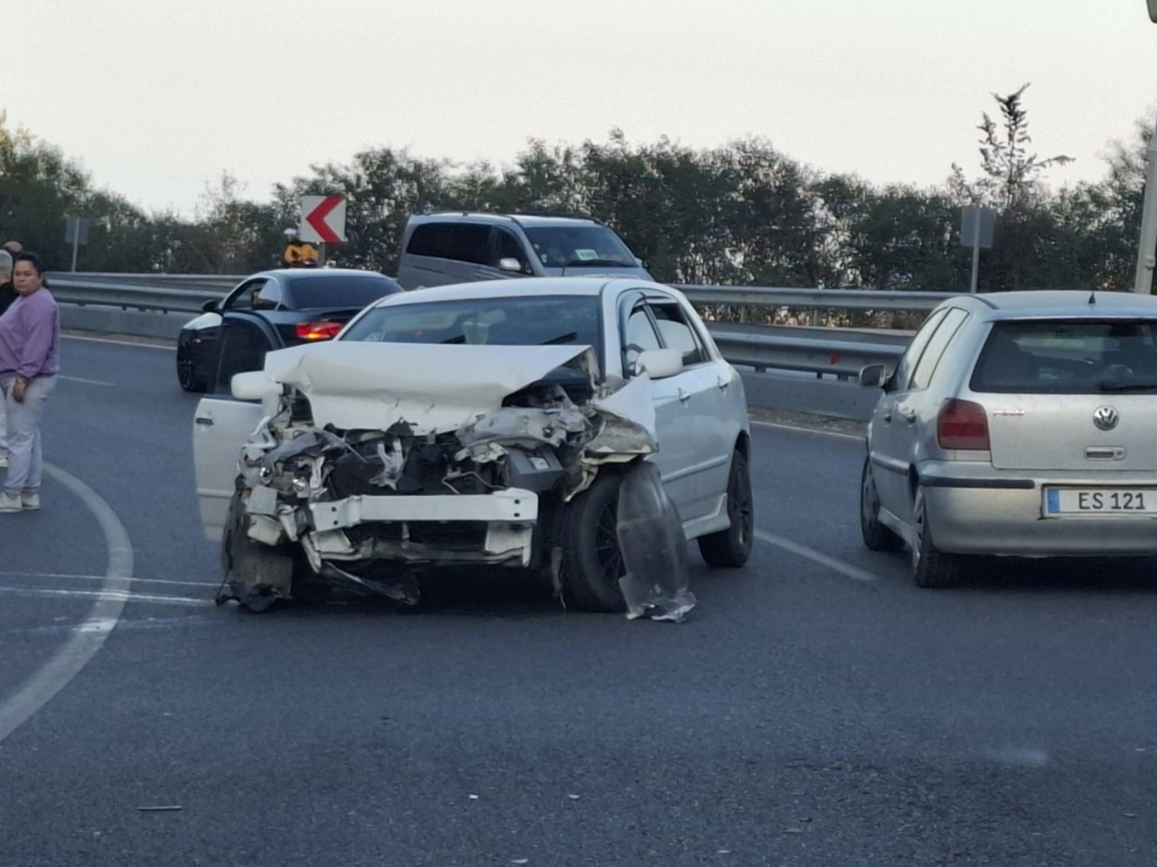 Lefkoşa Girne ana yolunda kaza&#8230;Araç sürücüsü bariyerlere çarptı