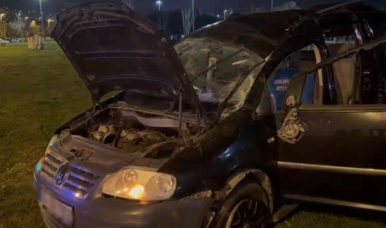 Maltepe'de araç yoldan çıkarak takla attı: 4 yaralı