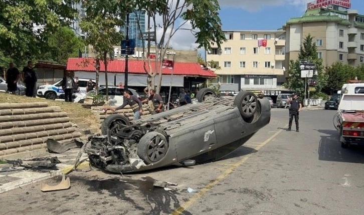 Maltepe'de aydınlatma direğine çarpan otomobil takla attı