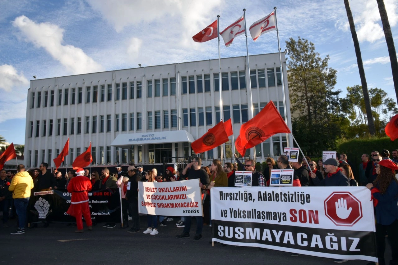 Orta öğretim öğretmenlerinden Başbakanlık önünde eylem