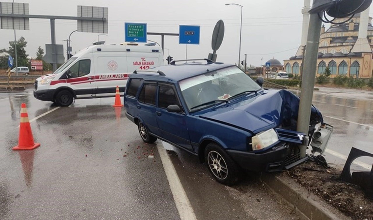 Otomobil, refüjdeki trafik lambası direğine çarptı: 1 yaralı