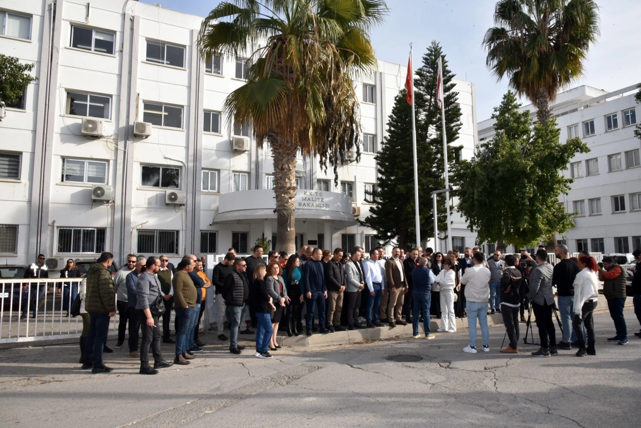 Sendikalar Maliye Bakanlığı önünde basın açıklaması yaptı