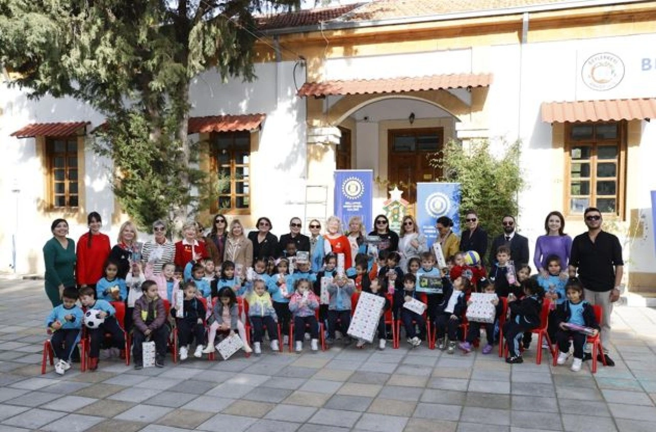 Sibel Tatar anaokul öğrencilerine hediye dağıtım etkinliğine katıldı