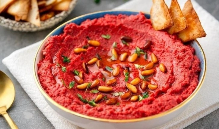 Sofralarınıza renk katan tarif: Pancarlı humus mezesi