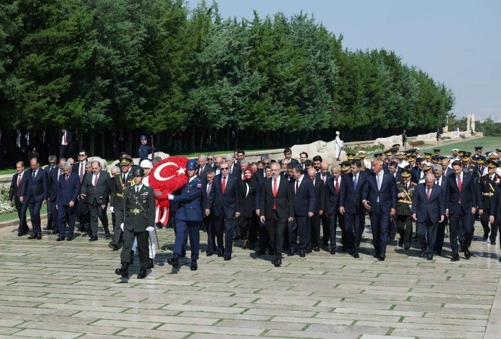 TC Cumhurbaşkanı Erdoğan başkanlığındaki devlet erkanı, Anıtkabir'i ziyaret etti