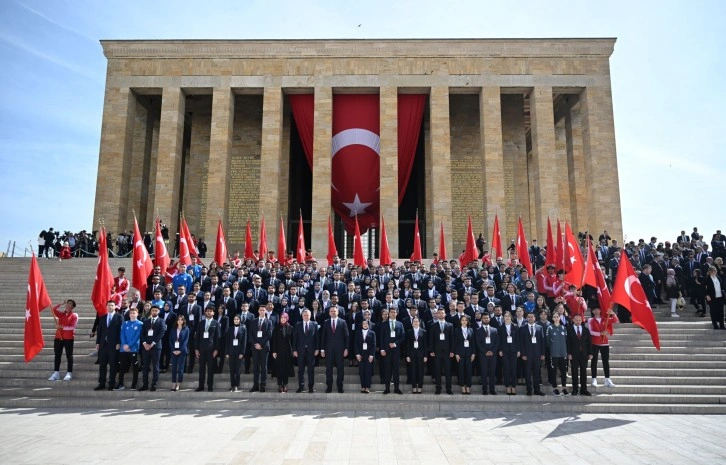 TC Gençlik ve Spor Bakanı Bak, 19 Mayıs dolayısıyla Anıtkabir'i ziyaret etti