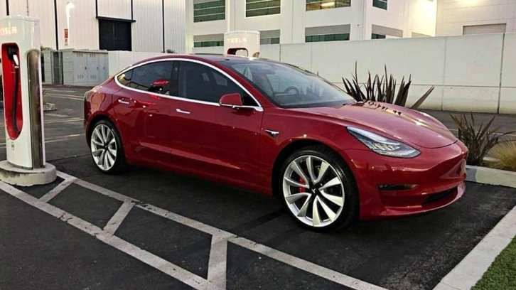 Tesla yazılım güncellemesi kabusu! TikTok kullanıcısı, arabasında mahsur kaldı