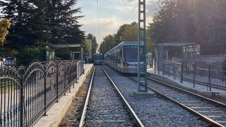 Tramvay ve kaldırım arasında sıkışarak öldü. Korkunç olay Konya'da yaşandı