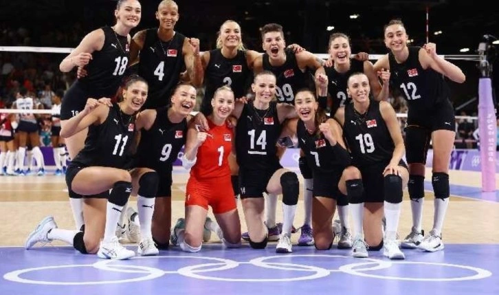 Voleybolcularımız Dominik’i yenip Olimpiyatta çeyrek finale yükseldi