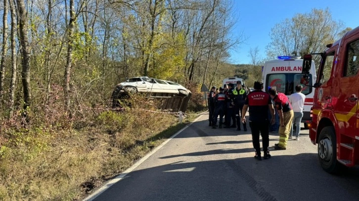 Yolcu minibüsü devrildi: 3'ü ağır, 11 yaralı