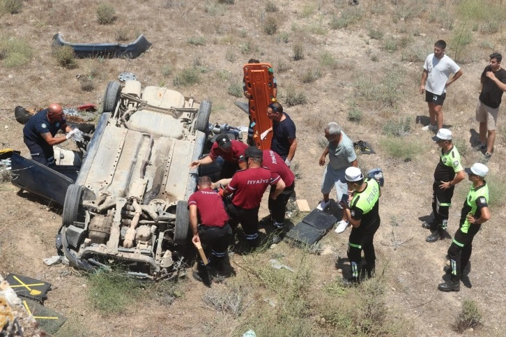 Yoldan çıkan araç 5 metre yüksekliğindeki hendeğe tavanı üzerine düştü