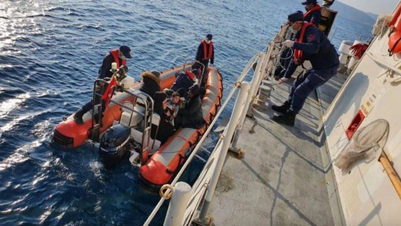 Yunanistan'ın denize bıraktığı bottaki düzensiz göçmenleri Türkiye kurtardı