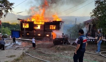 2 katlı ahşap ev yandı: Anne ile kızını komşu kurtardı