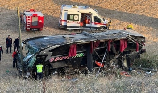 50 metre yükseklikten şarampole devrilen otobüste yaralanan bir kişi hayatını kaybetti