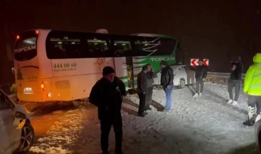 Amasya'da 'karlı yol' kaza getirdi! 4 araçlık zincirleme kaza: 2 yaralı