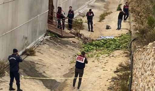 Antalya'da iş cinayeti... Muz serasında halat koptu: 2 işçi öldü, yaralıların durumu kritik!